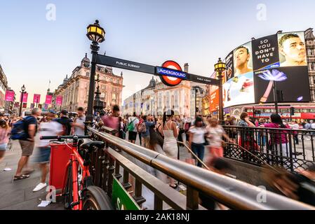 Londres, ANGLETERRE - 29 juin 2018 : les personnes et de trafic dans Piccadilly Circus dans Banque D'Images