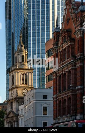 L'église traditionnelle et architecture moderne. L'église Sainte-Hélène et Norman Foster's cornichon derrière elle dans le quartier principal des finances. Banque D'Images
