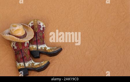 Bottes De Cow Boy Et Un Chapeau Portant Sur Un Fond De Bois Avec Joyeux Anniversaire Cowboy Message En Texte Marron Photo Stock Alamy