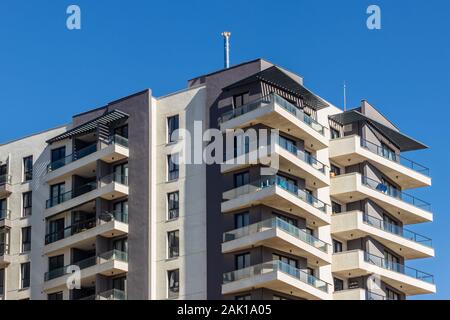 Une perspective extérieure de tirer en l'angle d'un bâtiment moderne. photo a pris d'IZMIR en Turquie. Banque D'Images