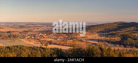 panorama paysage avec villages, forêts, prairies, champs et collines, ciel bleu Banque D'Images