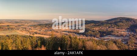 panorama paysage avec villages, forêts, prairies, champs et collines, ciel bleu Banque D'Images