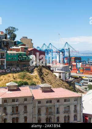 Vue sur la ville historique de la ville de Valparaiso, au Chili. Les maisons colorées et la rue agitée à Valparaiso. C'est le plus important port maritime au Chili Banque D'Images