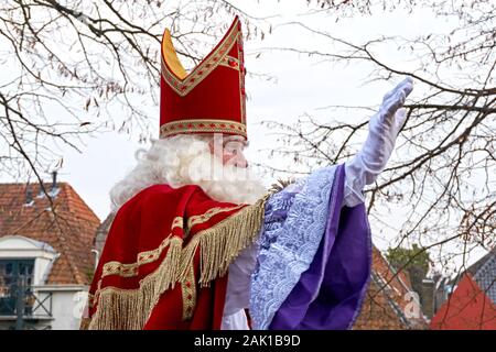 La participation annuelle des sinterklaas néerlandais à Franeker. Sinterklaas agitant la foule. Banque D'Images