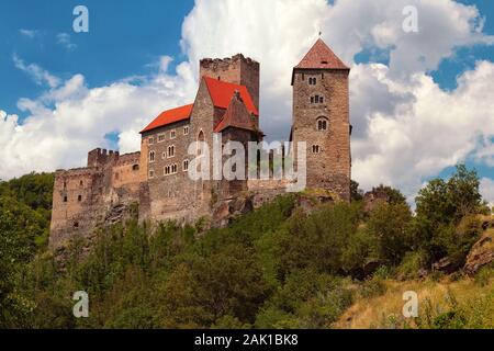 Burg Hardegg - un château de Basse-Autriche, Autriche. Woodland autour, journée d'été avec ciel bleu avec nuages blancs. Banque D'Images