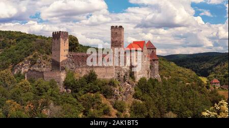 Burg Hardegg - un château de Basse-Autriche, Autriche. Woodland autour, journée d'été avec ciel bleu avec nuages blancs. Banque D'Images