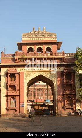 Porte au marché de Sardar à Jodhpur, Inde. Banque D'Images