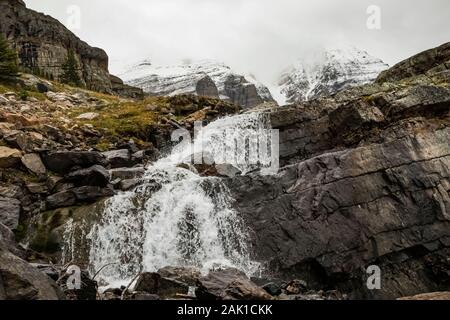 Victoria Falls le long du lac Oesa Trail en septembre dans le parc national Yoho, Colombie-Britannique, Canada Banque D'Images