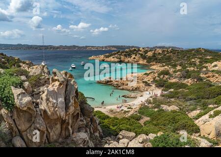 La vue sur la magnifique plage de Cala Napoletana. Plages de l'île de Caprera dans l''archipel de La Maddalena. L'eau turquoise transparente en Sardaigne, Italie Banque D'Images