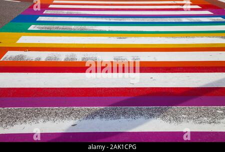 Bright colorful rainbow-peint zebra passage pour piétons Banque D'Images