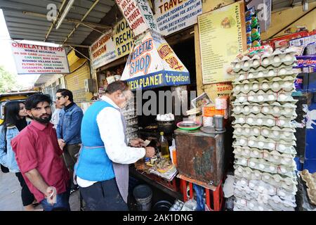 Le célèbre magasin Omelet près de la porte du marché de Sardar à Jodhpur, en Inde. Banque D'Images