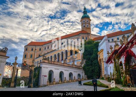 Château baroque Mikulov avec une tour haute, Mikulov, république tchèque Banque D'Images