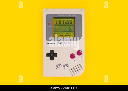 L'écran d'introduction du jeu Tetris comme vu sur un 1989 Nintendo Game Boy tourné sur un fond jaune. Banque D'Images