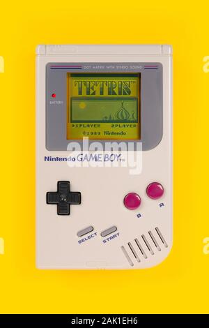 L'écran d'introduction du jeu Tetris comme vu sur un 1989 Nintendo Game Boy tourné sur un fond jaune. Banque D'Images