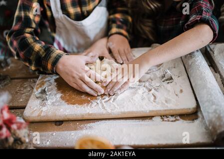 Joyeuses sœurs enfants filles faire cuire des biscuits. Jouer avec la farine et l Banque D'Images