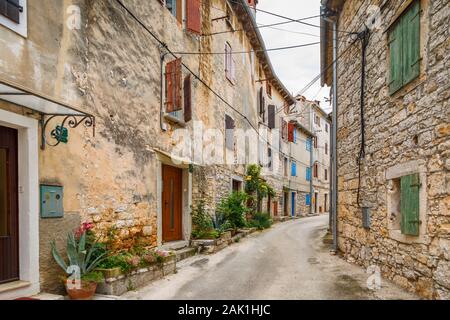 Vue sur la rue typique des maisons en terrasse avec volets dans la vieille ville historique de balle, une petite ville sur la colline du Mont Perin en Istrie, Croatie Comté Banque D'Images