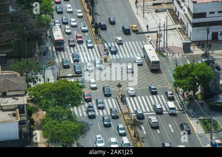 Lima, Pérou 30 Novembre 2019 : Vue aérienne de la circulation sur l'Avenue Javier Prado dans la ville de Lima Banque D'Images