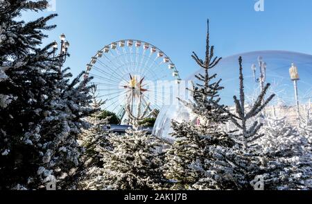 Grande Roue et Funfare à Noël à la Place Massena Nice France Banque D'Images