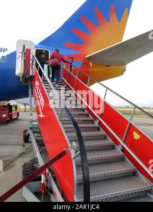 Londres, Royaume-Uni. 6 janvier, 2020. Le passager monte comme Budget UK forfait Vacances Jet2 société Boeing 737 en prévision du décollage à l'aéroport de Stansted. Credit : Keith Mayhew SOPA/Images/ZUMA/Alamy Fil Live News Banque D'Images