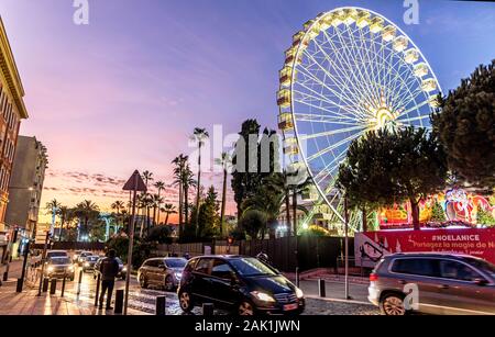 Une grande roue et Funfare en Place Massena Square de nuit Nice France Banque D'Images