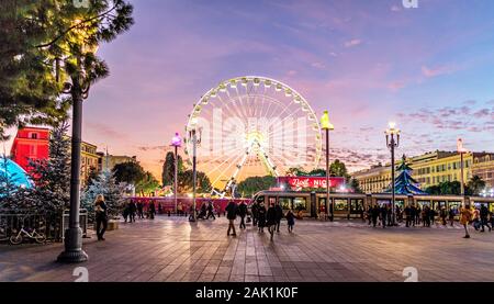 Une grande roue et Funfare en Place Massena Square de nuit Nice France Banque D'Images