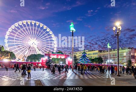 Une grande roue et Funfare en Place Massena Square de nuit Nice France Banque D'Images