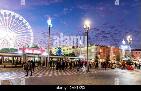 Une grande roue et Funfare en Place Massena Square de nuit Nice France Banque D'Images