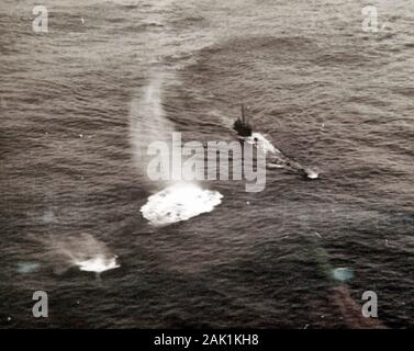 L'opération Torch, novembre 1942. Attaque aérienne sur un sous-marin au large de la côte du Maroc français. Banque D'Images