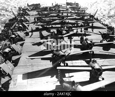 U.S. Navy Grumman F4F-4 Wildcat du combat Squadron 71 (VF-71) et de la Royal Air Force Supermarine Spitfire Mk.vc de No 603 Squadron RAF sur le pont du porte-avions USS Wasp (CV-7) le 19 avril 1942. Ses avions ayant atterri à torpille et bombardier en piqué à Hatson à Orkney (UK), Wasp avait chargé de Spitfires 47 n° 603 e Escadron à Glasgow le 13 avril, puis a quitté le 14e pour l'opération 'Calendrier'. Guêpe et ses consorts adopté par le détroit de Gibraltar sous le couvert de l'obscurité avant l'aube du 19 avril. À 04:00 h le 20 avril, Wasp repéré 11 sur Wildcats et son pont lancé entre eux Banque D'Images