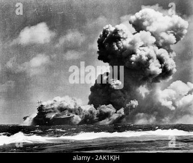 Le porte-avions américain USS Wasp (CV-7) La combustion après avoir reçu trois hits torpille du sous-marin japonais I-19 à l'Est des Îles Salomon, le 15 septembre 1942. Banque D'Images