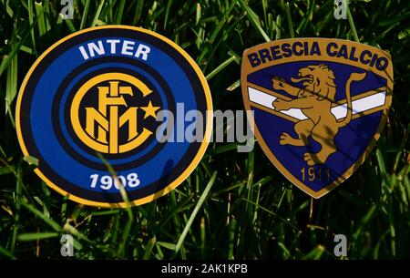 6 septembre 2019, Turin, Italie. Emblèmes de clubs de football italiens Brescia et Internazionale sur l'herbe verte de la pelouse. Banque D'Images
