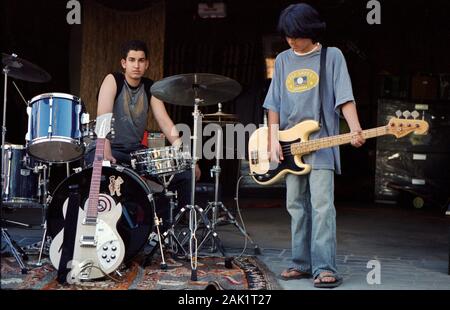 Portrait de deux adolescents avec leurs instruments de musique. Banque D'Images