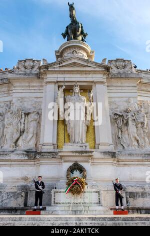 Statue de la déesse Rome, Tombe de Soldat Inconnu, Monument Victor Emmanuel II, l'autel de la patrie, Rome, Italie Banque D'Images