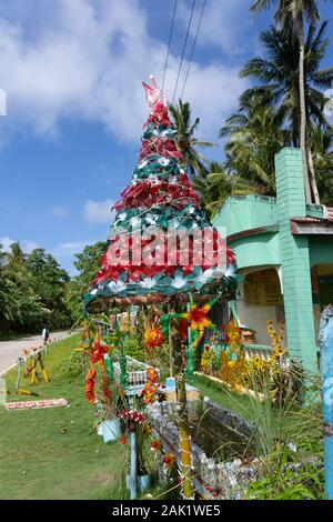 Suis l'arbre de Noël improvisée faite de bouteilles de plastique recyclées,Siargao Island, Philippines Banque D'Images