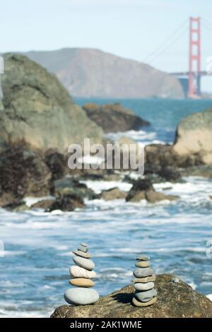 Aperçu du Golden Gate Bridge, pris de Mile Rock Beach, à l'ouest du pont. Tour de galets en premier plan. Banque D'Images