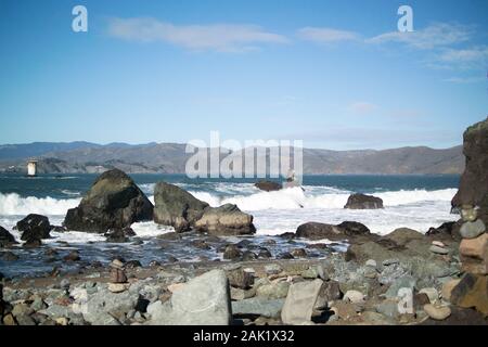 Mile Rock Beach, Lands End Trail, baie de San Francisco - rochers et océan le jour des hivers ensoleillés. Marin littoral à distance. Banque D'Images