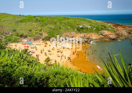 BARRA DO JACU, ESPIRITO SANTO, BRÉSIL - le 26 décembre 2015 Vue d'en haut : Grand groupe de touristes à bronzer sur la plage de sunny day Banque D'Images