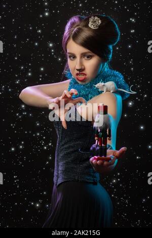 Fille en costume reine de la souris joue avec Casse-noisette toy sur stars de fond Banque D'Images