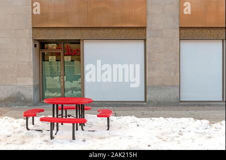 Table de pique-nique dans la neige rouge Banque D'Images