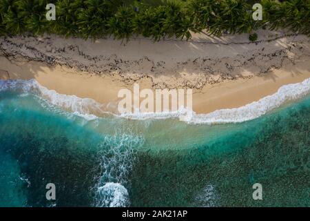 Vue aérienne prise avec un bourdon de vagues se brisant sur la plage,Philippines Siargao Pacifico Banque D'Images