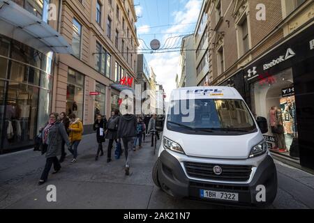 BRNO, République tchèque - 4 novembre 2019 - PPL logo sur un camion de livraison à Brno centre. Le PPL, ou professionnel de la logistique des colis, DHL est un partenaire tchèque fournissant Banque D'Images