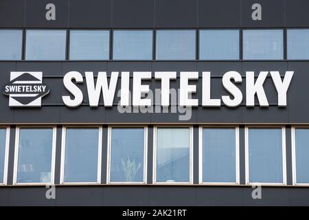 PRAGUE, RÉPUBLIQUE TCHÈQUE - 1 novembre, 2019 : Swietelsky logo en face de leur bureau de Prague. Swietelsky Baugesellschaft est un génie autrichien et con Banque D'Images