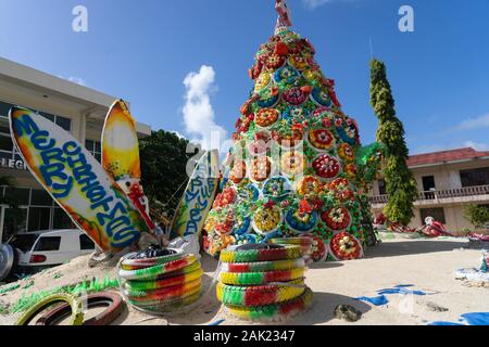 Suis l'arbre de Noël improvisée faite de bouteilles de plastique recyclées,Siargao Island, Philippines Banque D'Images