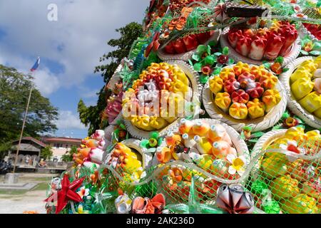 Plus d'une partie de l'arbre de Noël fait de bouteilles en plastique recyclées,Siargao Island, Philippines Banque D'Images