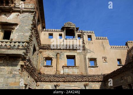 Vue frontale de partie de palais et galerie à Kumbh Mahal à Chittorgarh Fort, Rajasthan, Inde, Asie Banque D'Images