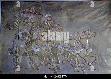 Beau bas-relief gravure de Krishna et Arjuna équitation dans un char Banque D'Images