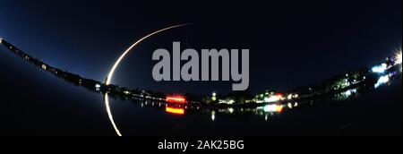 Melbourne Beach. La Floride. USA 6 Janvier 2020 SpaceX's premier lancement de l'année a décollé de Cap Canaveral Air Force Station à 9:19 HNE. C'est le troisième lancement de la série des satellites de Starlink. Les satellites du starlink va déployer à une altitude de 290 km, avant de relever l'orbite, SpaceX ingénieurs vous mener pour s'assurer que tous les examens des données satellites Starlink fonctionnent comme prévu. Crédit photo Julian Poireau / Alamy Live News Banque D'Images