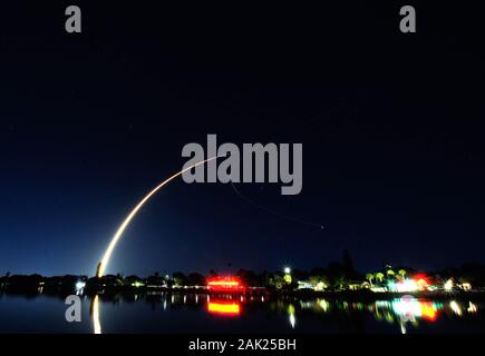 Melbourne Beach. La Floride. USA 6 Janvier 2020 SpaceX's premier lancement de l'année a décollé de Cap Canaveral Air Force Station à 9:19 HNE. C'est le troisième lancement de la série des satellites de Starlink. Les satellites du starlink va déployer à une altitude de 290 km, avant de relever l'orbite, SpaceX ingénieurs vous mener pour s'assurer que tous les examens des données satellites Starlink fonctionnent comme prévu. Crédit photo Julian Poireau / Alamy Live News Banque D'Images