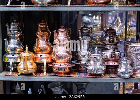 Variétés de théière en cuivre ont été photographiés à l'avant du magasin. Pots en cuivre avec les modèles appartenant à la période ottomane. Banque D'Images