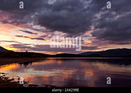 CO00202-00...COLORADO - Coucher de soleil sur le réservoir de Dillon Couvercle Pin situé près de Camping Friscoon le Great Divide Mountain Bike Route. Banque D'Images